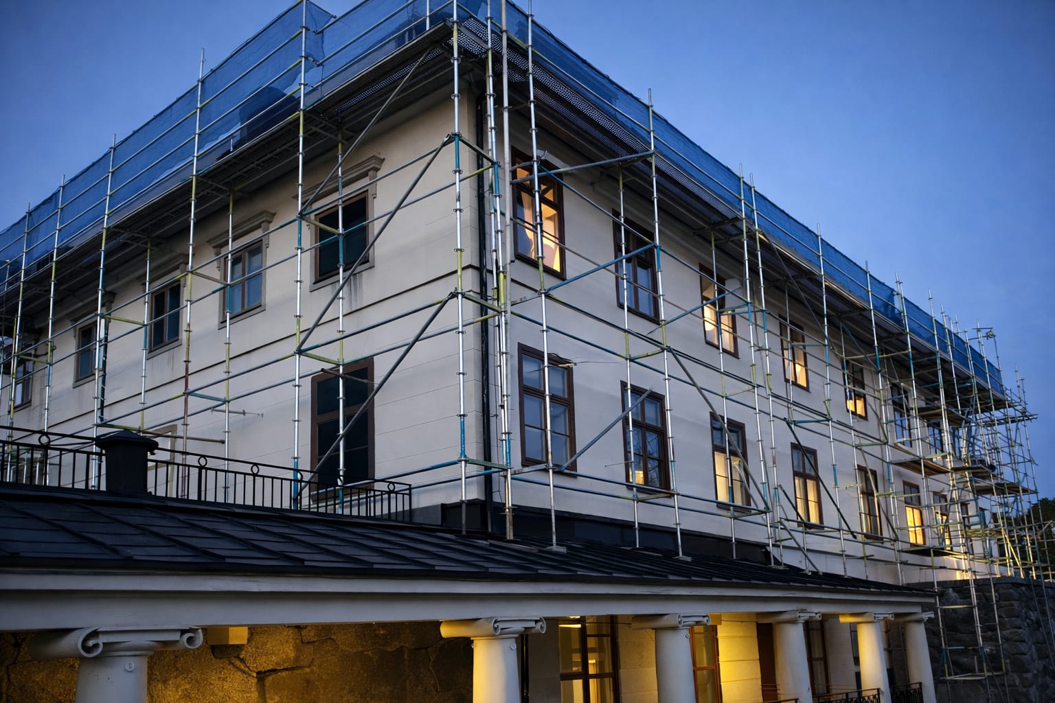 Fasadställning uppmonterad längs husfasad under renovering i Stockholm